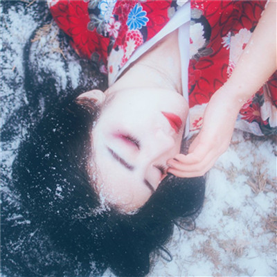 女生红色衣服头像侧脸
