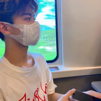 ins干净风头像男