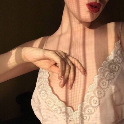 部位女头像锁骨露肩