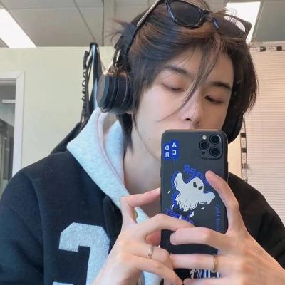 孤独感拉满的头像男