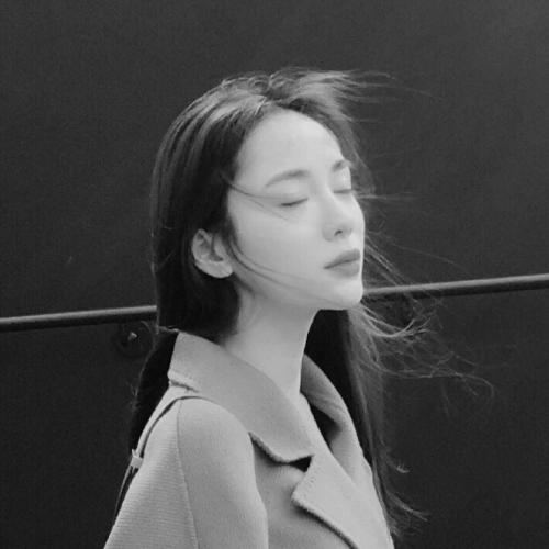 女头气质高级感头像黑白