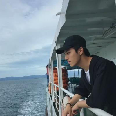 低调成熟稳重的男生头像