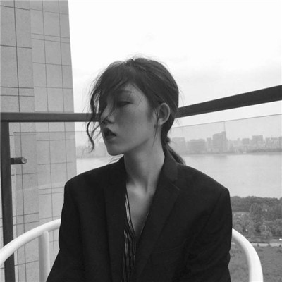 黑白女头像伤感高冷丧